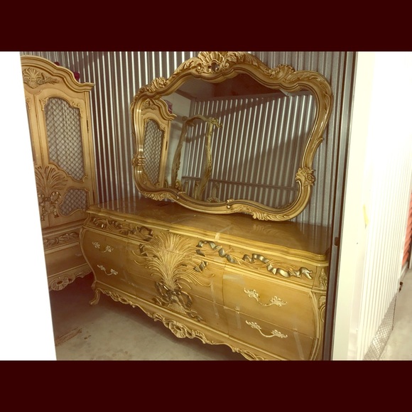 French provincial furniture - Picture 1 of 7